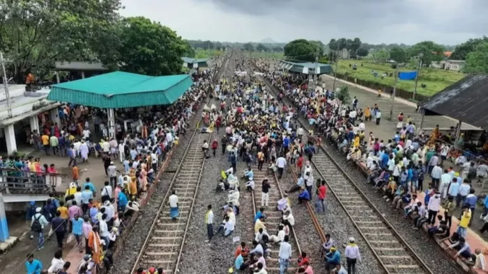 भाजपा एवं झामुमो के सभी सांसद एवं विधायक इनके निशाने पर हैं।
