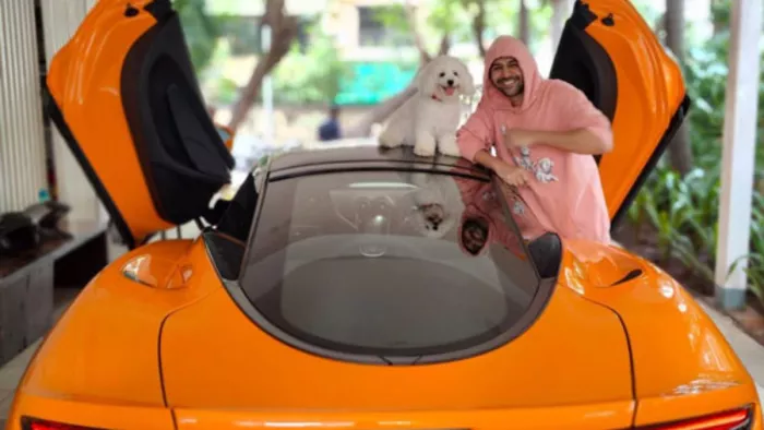 katoriaaryan को कितनी भा गई McLaren GT कार