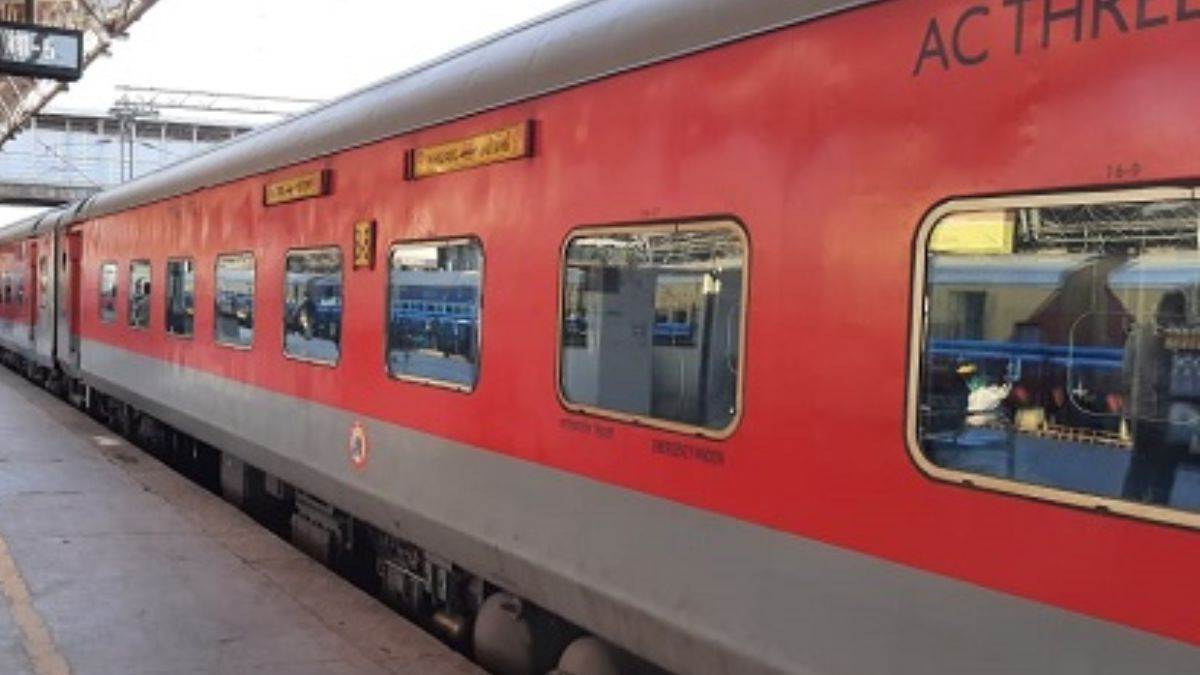 https://www.jagranimages.com/images/newimg/22102022/22_10_2022-train_in_platform_23158267_224122195.jpg