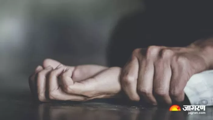 शौच करने गई साली के साथ जीजा ने की दरिंदगी। (सांकेतिक फोटो)
