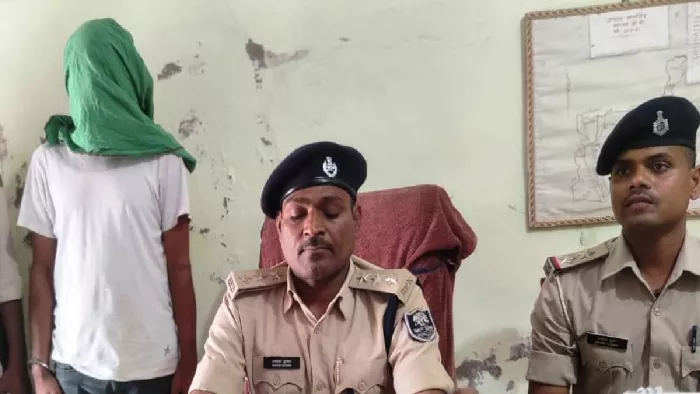 फायरिंग के आरोपी के साथ प्रेस कॉन्फेंस करते डीएसपी, साथ मे आर एस ओपी प्रभारी (जागरण)