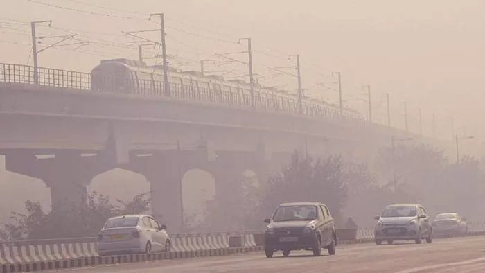 दिल्ली-NCR में बढ़ने लगा प्रदूषण, आसमान में छाई स्मॉग की चादर।
