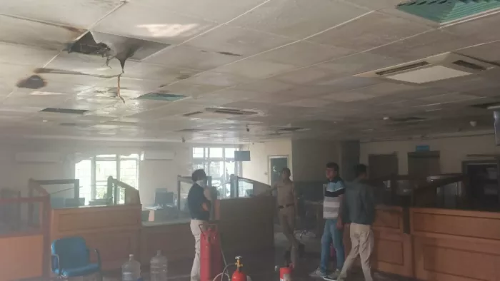 रेवाड़ी के भारतीय स्टेट बैंक में लगी भीषण आग