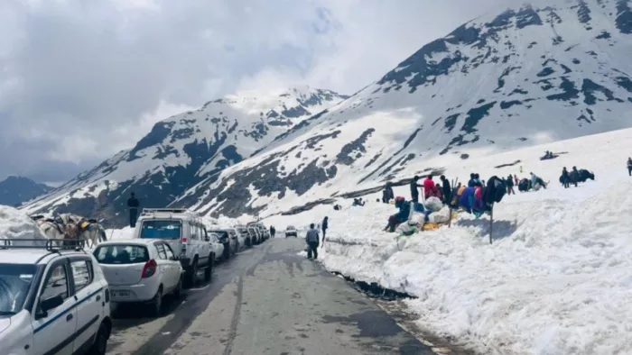 अरसे बाद रोहतांग दर्रे में पहुंचे 234 पर्यटन वाहन