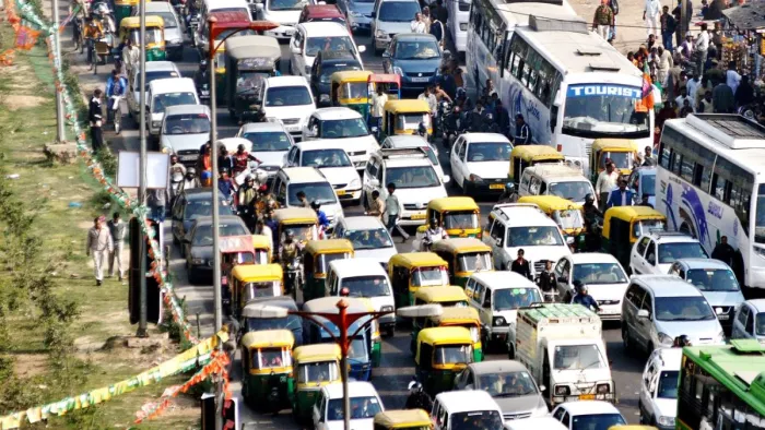 नोएडा के 40 हजार वाहनों का रजिस्ट्रेशन होगा निलंबित
