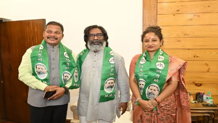 सीएम हेमंत सोरेन व गांडेय की विधायक कल्पना सोरेन के संग लक्ष्मण टुडू। जागरण