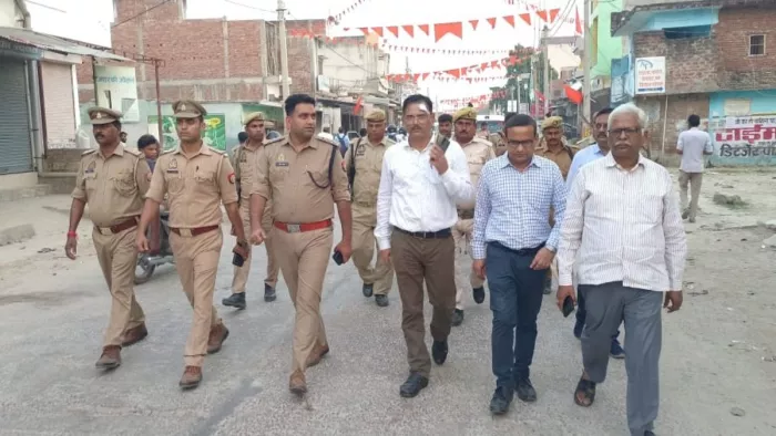 पुलिस व राजस्व कर्मियों संग पैदल गश्त करते एसडीएम अखिलेश कुमार सिंह और सीओ रवि खोखर।