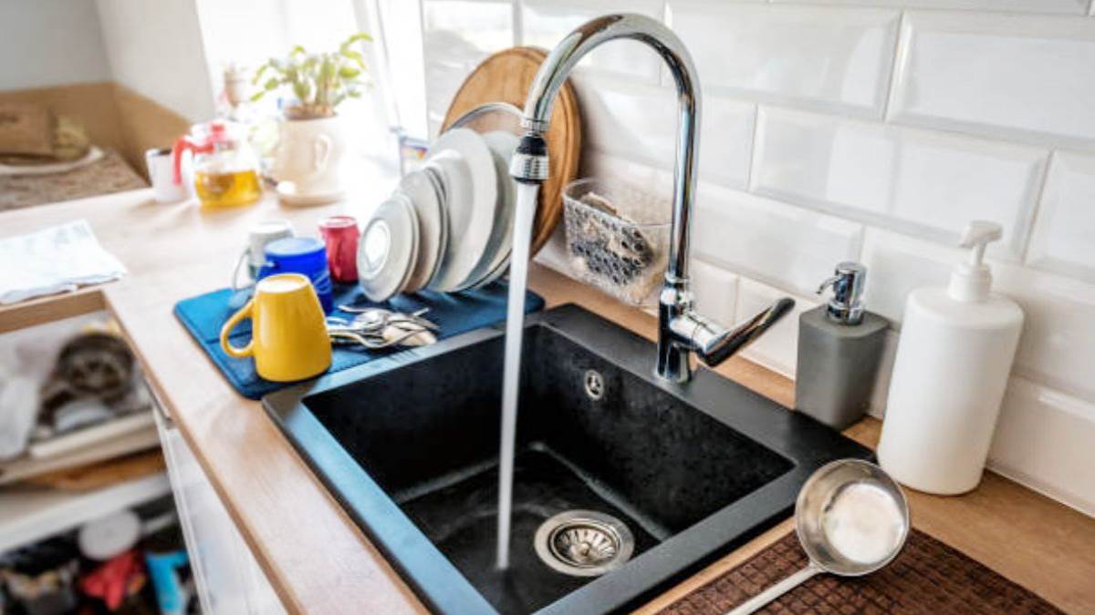 https://www.jagranimages.com/images/newimg/22102024/22_10_2024-best_sink_for_kitchen__1_23820000.jpg