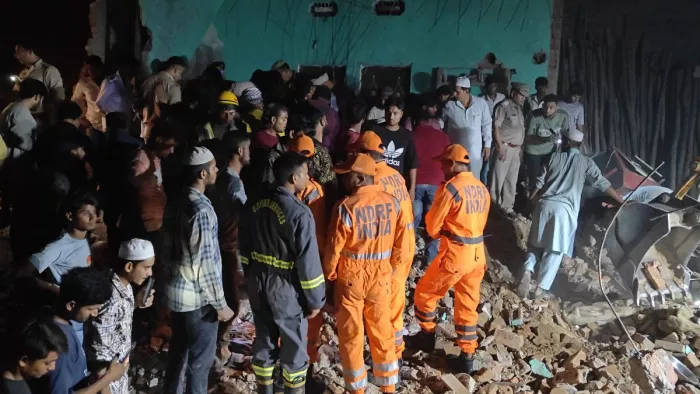 सिकंदराबाद गुलावठी रोड पर आशापुरी कालोनी में पहुंची एनडीआरएफ की टीम।- जागरण