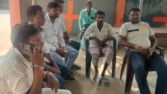 चंदौली: बलुआ थाना में मुकदमा लिखवाने पहुंचे परिजन। जागरण