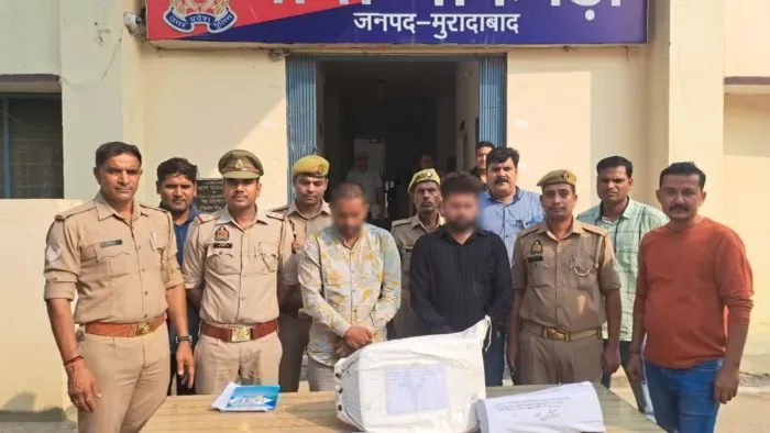 Moradabad News: पुलिस गिरफ्त में नकली नोट बनाने वाले युवक।