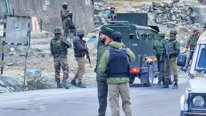 आतंकी हमले के बाद इलाके में तलाशी अभियान चलाते सुरक्षा बल के जवान l (जागरण फोटो)