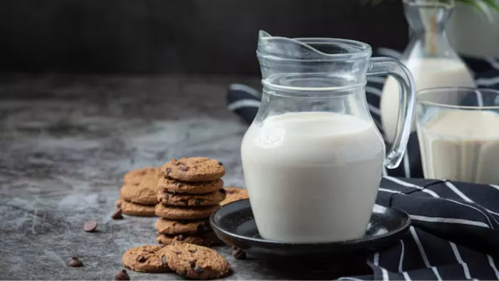 दूध का पोषण बढ़ाने के लिए उसमें क्या मिलाएं? (Picture Courtesy: Freepik)