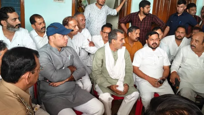 बुढ़ाना में भाजपा कार्यकर्ता प्रवेश त्यागी के आवास पर वार्ता करते डा. संजीव बालियान, भाजपा नेता। जागरण