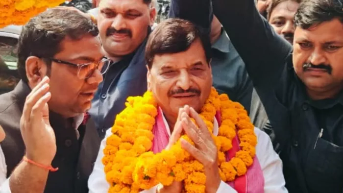 शिवपाल यादव का स्वागत करते सपा कार्यकर्ता।