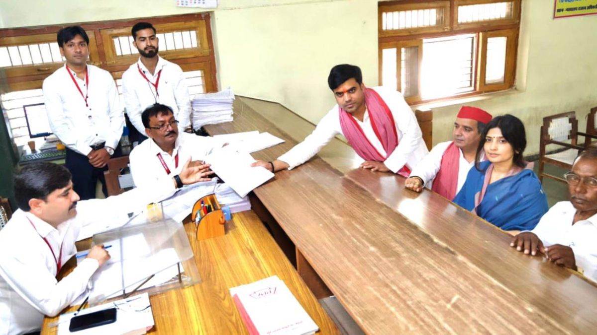 https://www.jagranimages.com/images/newimg/22102024/22_10_2024-tej_pratap_nomination_mnp_23819662.jpg