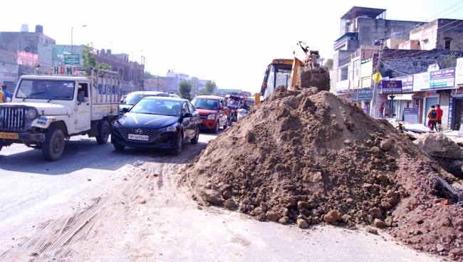 सड़क पर डाला मलबा व मिटटी, हाईवे पर लगा भयंकर जाम