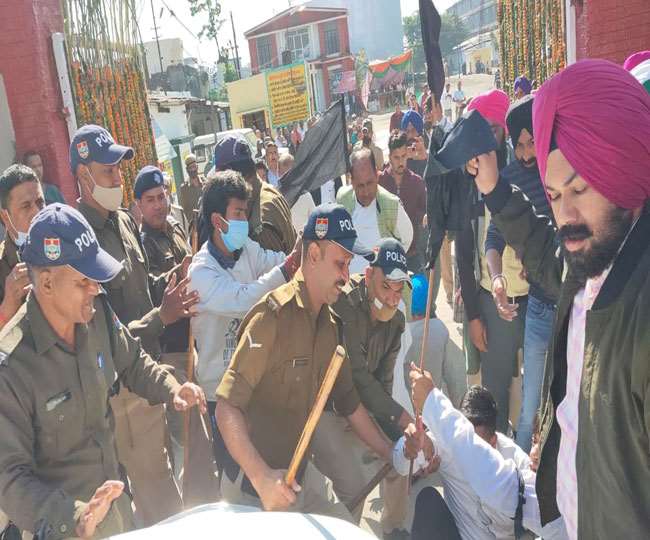 farmers showed black flags to former cm trivendra rawat during inauguration of perai satra