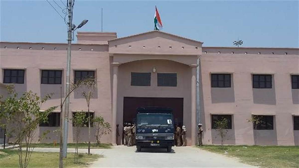 case against four in case of mobile recovery in azamgarh jail jailer sent report to administration