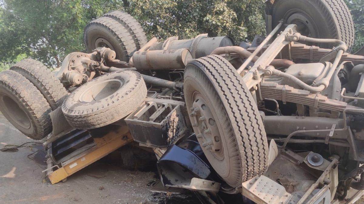 jharkhand road acccident news road accident in garhwa on nh 75 aluminum loader truck crashed driver in crictical situation