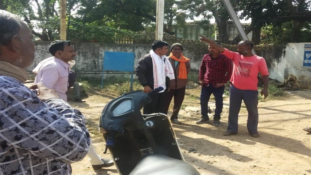 unknown vehicle hit a family going from katni to kaimor one died two hospitalised during treatment