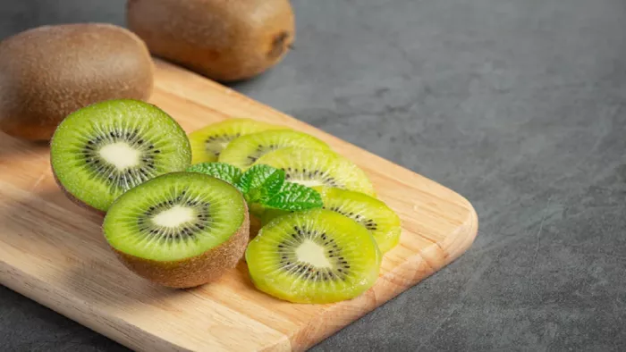 Health Benefits Of Kiwi: रोजाना कीवी खाने के गजब के फायदे जानकर चौंक जाएंगे आप