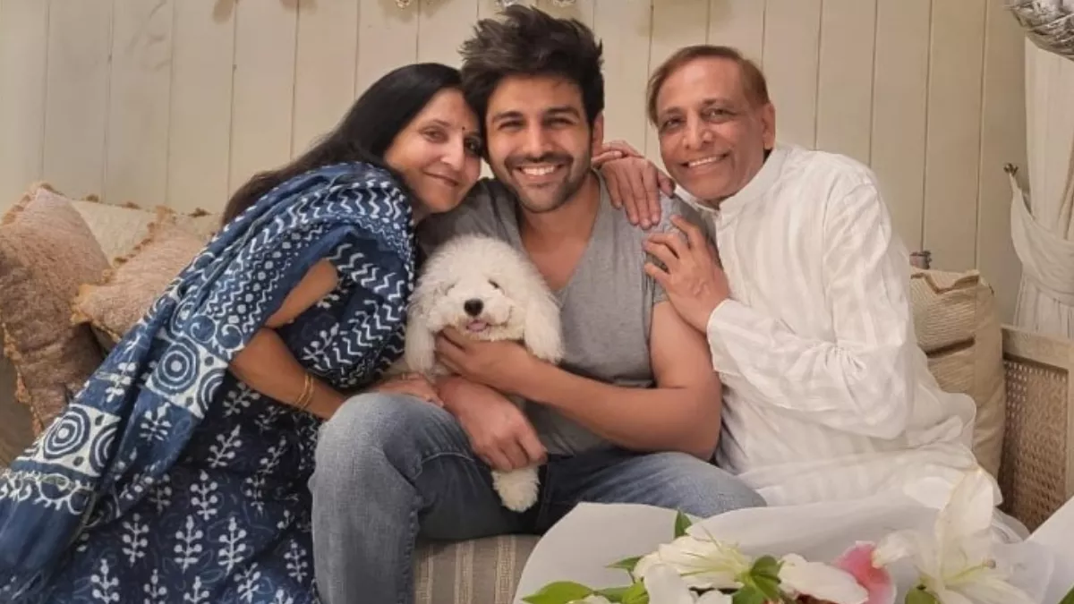 Kartik Aaryan Celebrates His 32th Birthday With Parents, Instagram