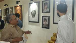 मंगलायतन विश्वविद्यालय कुलपति प्रो केवीएसएम कृष्णा पेंटिंग प्रदर्शनी को देखते हुए।