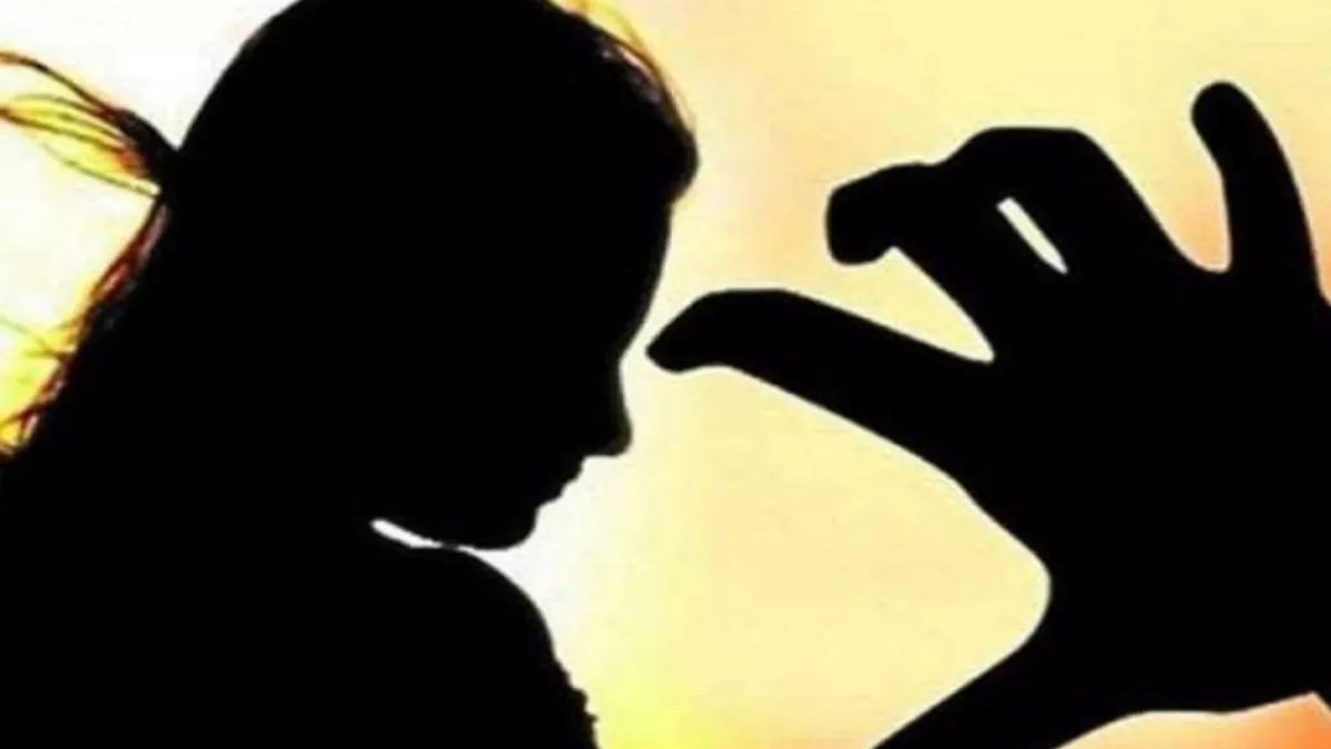 एक शख्स को एक मासूम बच्ची के साथ कथित तौर पर दुष्कर्म करने के आरोप में गिरफ्तार किया गया है।