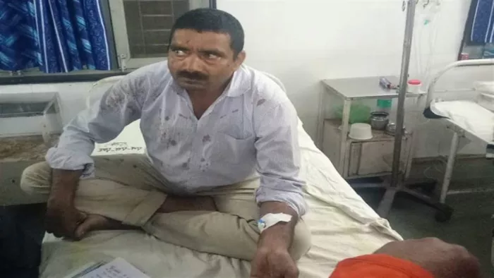 स्वर्ण जयंती एक्सप्रेस में पूर्व सैनिक के साथ रविवार शाम पेंट्री कार मैनेजर और अन्य लोगों ने मारपीट की।