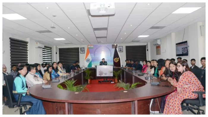 प्रशिक्षण के शुभारंभ के मौके पर एनडीआरएफ अधिकारी और प्रतिभागी।