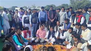 सैफई में शिवपाल सिंह यादव ने हवन में आहूति डालकर भाई को याद किया।