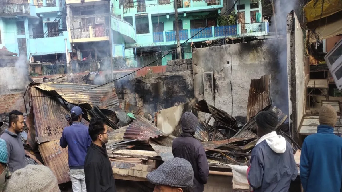 धारचूला के गांधी चौक में भीषण आग, 14 दुकानेंजलकर राख, रात्रि दो बजे पुलिस गश्ती दल को दिखी आग