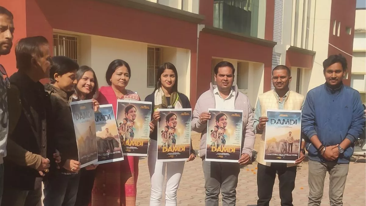 Ranchi News: हिंदी शॉर्ट फिल्म दमड़ी के बारे में जानकारी देते कलाकार।
