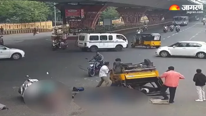 विशाखापत्तनम में स्कूल जाते समय ऑटो-रिक्शा और लॉरी की टक्कर में आठ स्कूली बच्चे घायल हो गए।