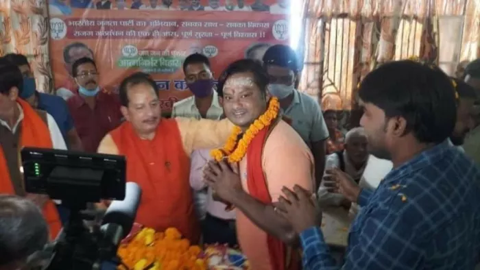 जेल गए उमेश साव को माला पहनाते विजय सिन्हा।