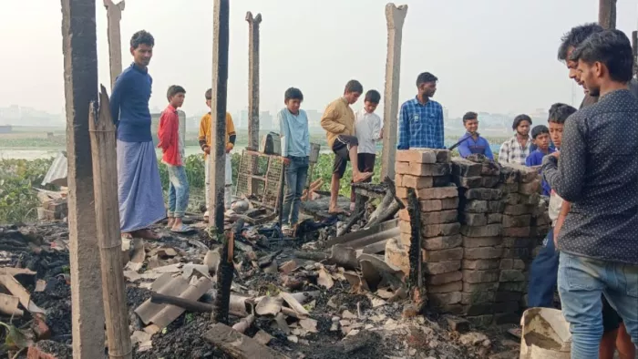 मच्छर भगाने के लिए अंडे के कैरेट में लगाई थी आग, जलकर भस्म हो गए बाप-बेटे