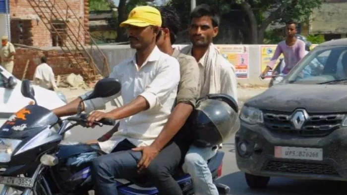 बिना हेलमेट पहने बाइक चला रहे हैं लोग
