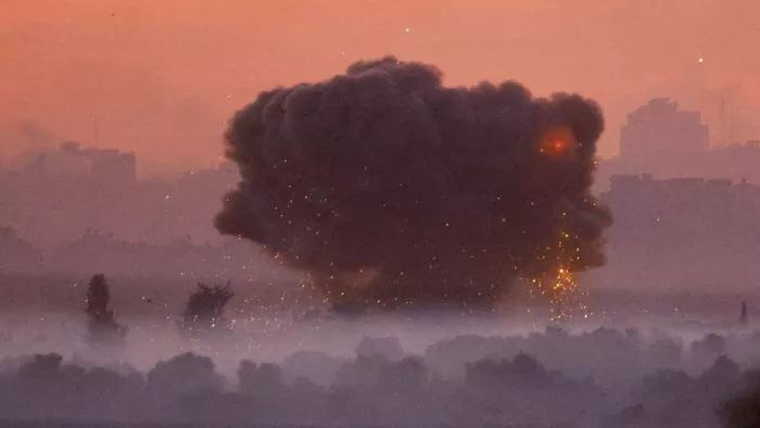 Israel-Hamas War: इजरायल ने गाजा के खान यूनिस में इमारत पर की एयर स्ट्राइक, 15 की मौत (फोटो रायटर)