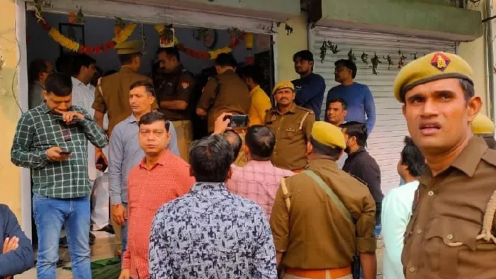 Mathura News: मथुरा में लूट की वारदात के बाद मौके पर पहुंची पुलिस।