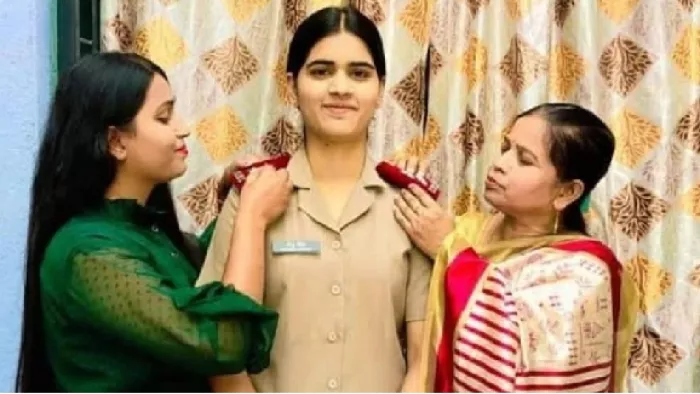 कैप्टन बनने के बाद मां व छोटी बहन ने लगाए मिंशू के कंधों पर स्टार। सौजन्य स्वयं