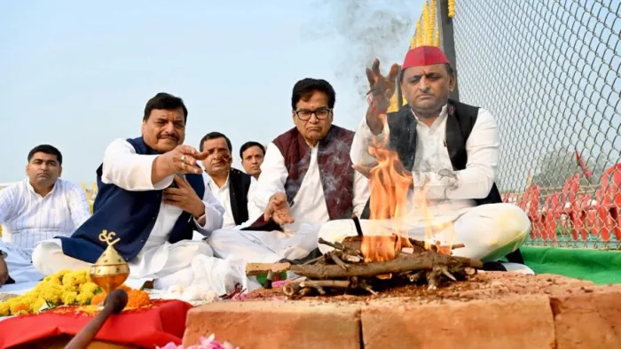 मुलायम सिंह के स्मारक शिलान्यास समारोह में पहुंचे अखिलेश, समाधि स्थल पर अर्पित की श्रद्धांजलि