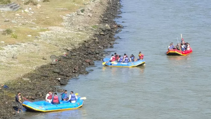 रियासी के बारादरी चिनाब दरिया में रविवार दोपहर को बिना हेलमेट के राफ्टिंग करते यात्री