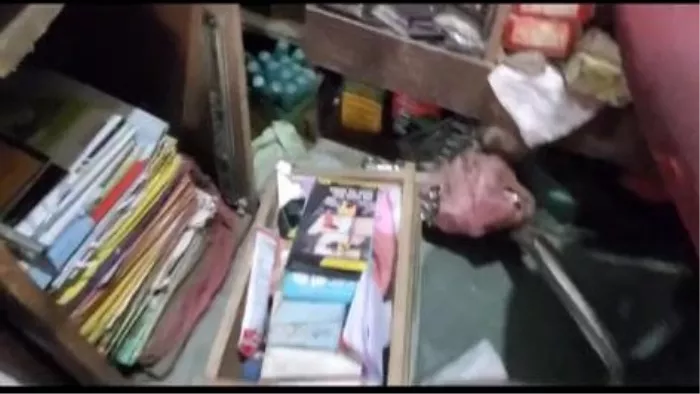 दुकान में चोरी के बाद बिखरा पड़ा सामान।