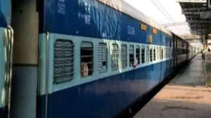 लखनऊ मेल में यात्रा कर रहे एक यात्री की खिड़की में फंसकर उंगली कट गई।