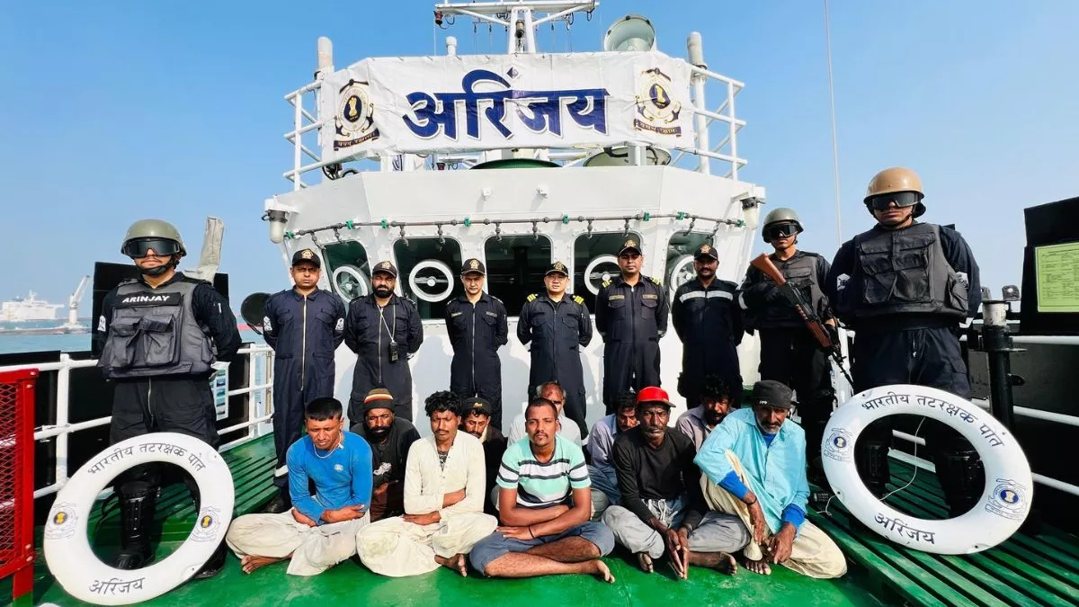 Gujarat- अरब सागर में पकड़े गए 13 पाकिस्तानी, नाव पर सवार होकर भारतीय सीमा में पकड़ रहे थे मछली