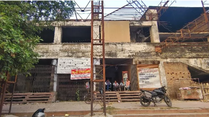जर्जर हो गई इस बिल्डिंग की 207 दुकानों में अधिकांश पर ताले लगे हैं।