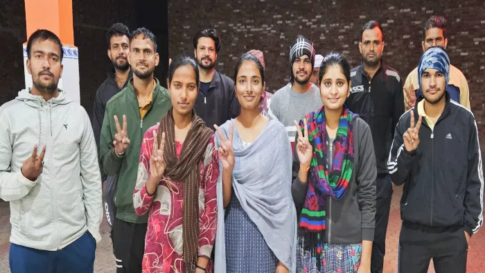 यूपी पुलिस सिपाही भर्ती के लिए लिखित परीक्षा परिणाम में पास होने पर गांव कासमपुर खोला में के अभ्यर्थी। जागरण