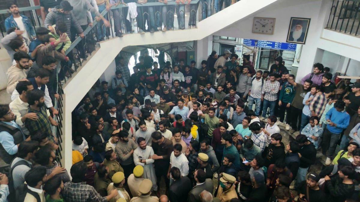 attacked on amu vice chancellor car attacked security personnel saved him demands for student election