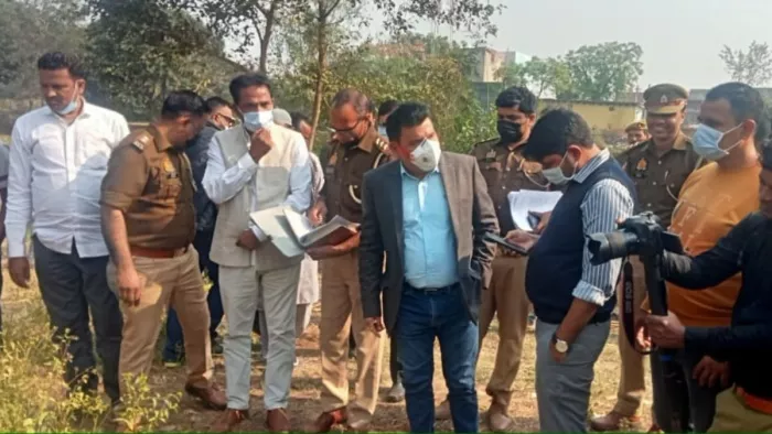 गांव मंझौला बिल्लौच में कब्र से युवक का शव निकालने के दौरान मौजूद पुलिस। जागरण